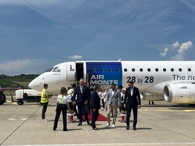 Avion iz Crne Gore sletio na banjalučki aerodrom: Do Tivta za 35 minuta (VIDEO)