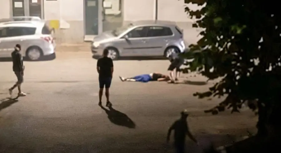 Bespomoćnog mladića tukli, gazili i vukli po putu u centru grada (UZNEMIRUJUĆI VIDEO)