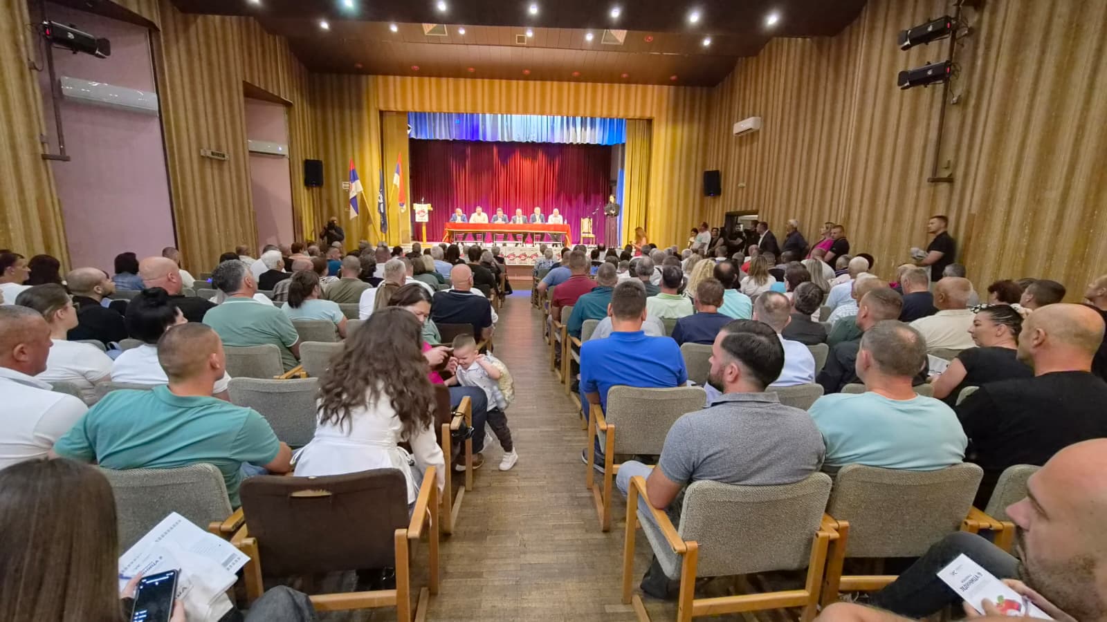 Nesvakidašnja tribina US u Bileći: Prepuna sala uživala uz guslara, Stevandić obećao ispraviti najveći grijeh Srpske prema Hercegovini