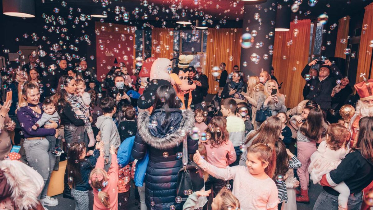 “Blagoslov je vidjeti dječije osmijehe”; Ujedinjena Srpska podjelila Nikoljdanske paketiće