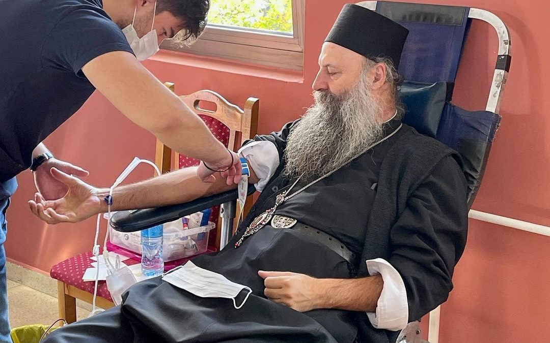 “Pomoć nasljednicima Svetog Luke” Patrijarh Porfirije služio liturgiju, a potom darovao krv