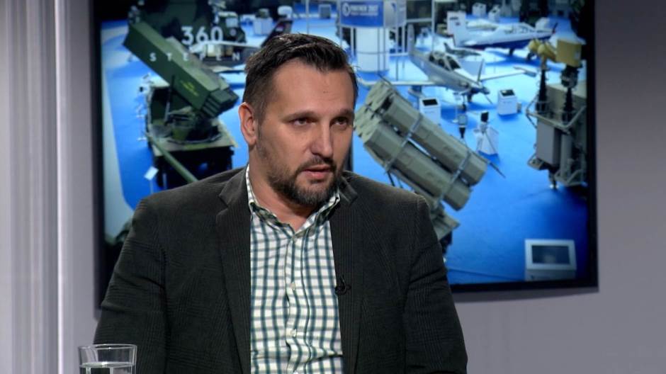 On postaje glavni kreator antisrpske kampanje; Predstavlja se kao vojni ekspert, a o tome ništa ne zna