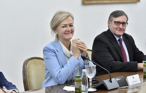 Šta o sankcijama otkriva dokument koji je Eichhorst držala tokom pres konferencije