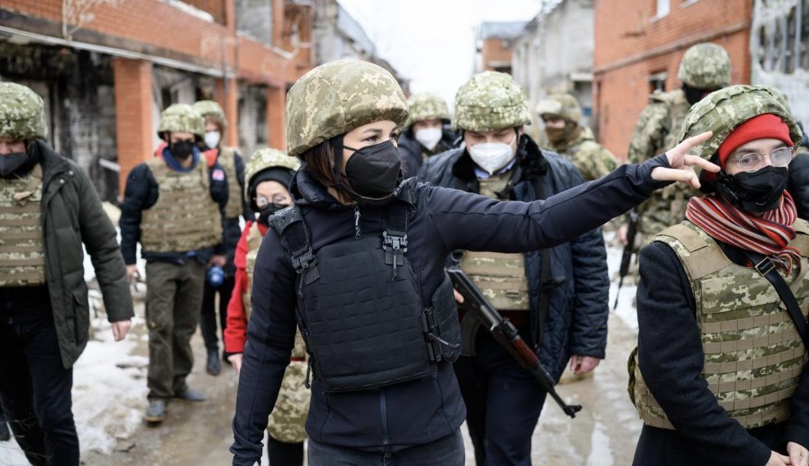 Baerbock u panciru i sa šljemom na glavi posjetila liniju kontakta na jugoistoku Ukrajine