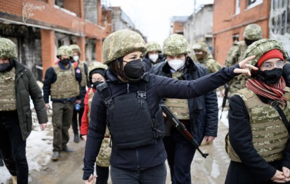Baerbock u panciru i sa šljemom na glavi posjetila liniju kontakta na jugoistoku Ukrajine