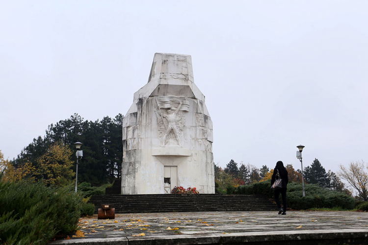 Zabranjen prilaz spomeniku na Banj brdu