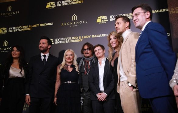 Biković: “Džoni govori srpski bolje od nekih mojih kolega”; Dep: “Zaposlio sam se ovde na recepciji”