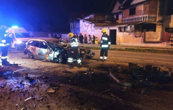 Vatrogasci izvlače povrijeđene iz smrskanih vozila nakon sudara u Brčkom