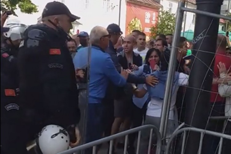 Protesti na Cetinju: Građani stižu u kolonama automobila, srušen dio ograde ispred manastira