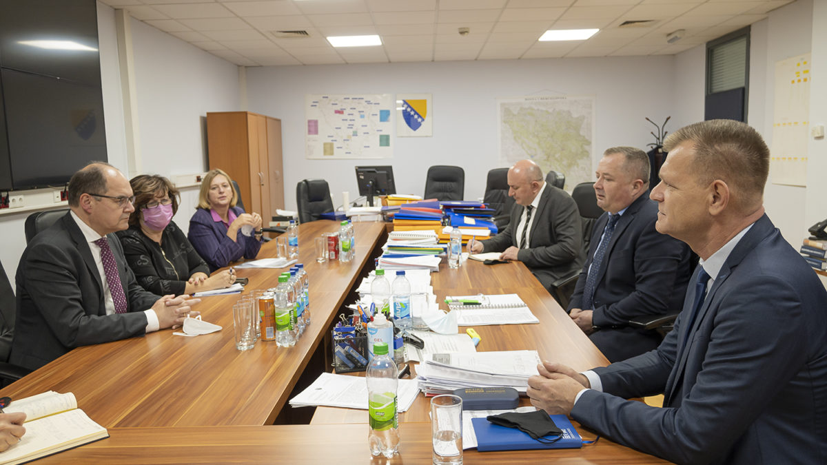 Šmit nakon posjete institucijama BiH u Banjaluci “Bez njih bi građanima bili uskraćeni dokumenti, lijekovi i prekinuti finansijski tokovi”