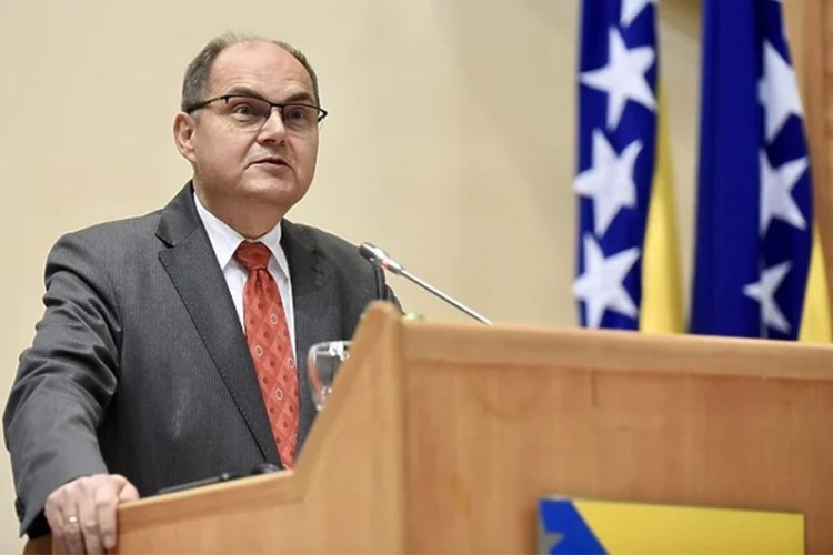 “Moramo da razgovaramo radi razvoja zemlje” Šmit pozvao Dodika da se “spusti na zemlju”