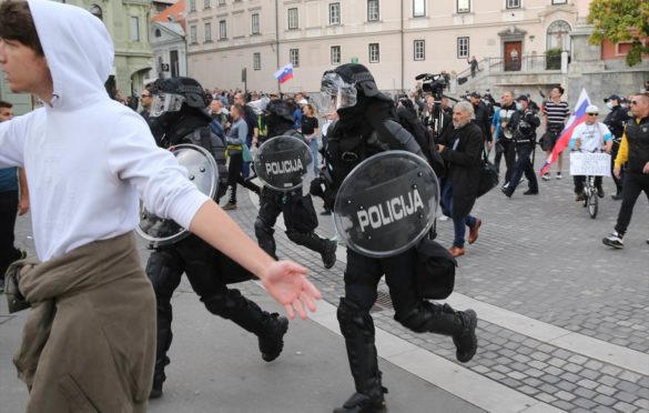 Demonstranti u Ljubljani ne odustaju od sukoba s policijom, suzavci se šire gradom