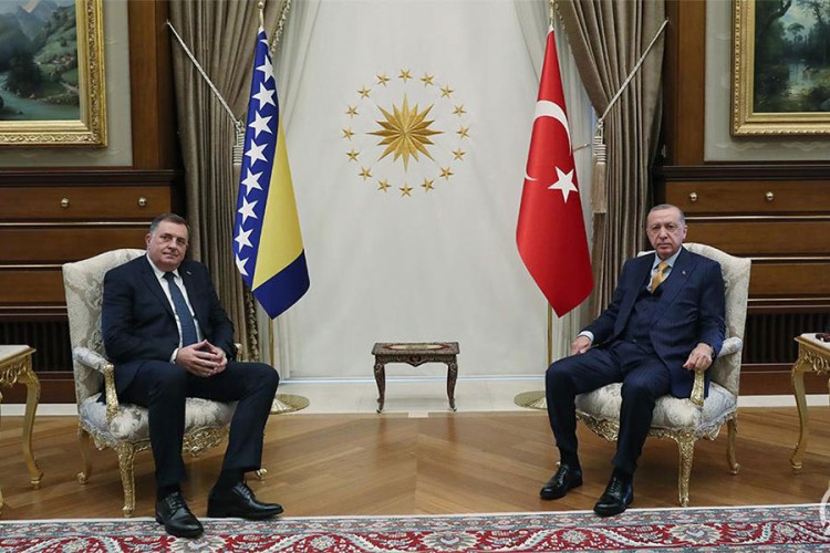 Dodik za Radio Srpske: Prijetnja silom ne može riješiti nijedan problem