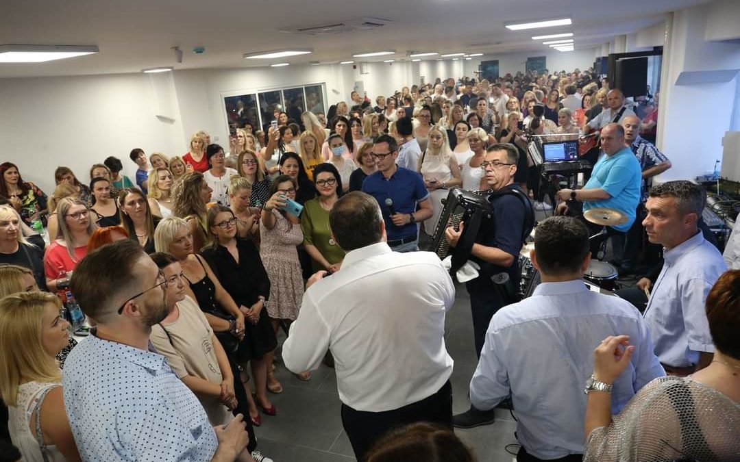 Dodik zapjevao okružen ženama SNSD-a