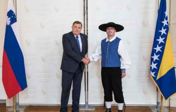 Došao u narodnoj nošnji: Novi slovenski ambasador u BiH predao akreditive Dodiku