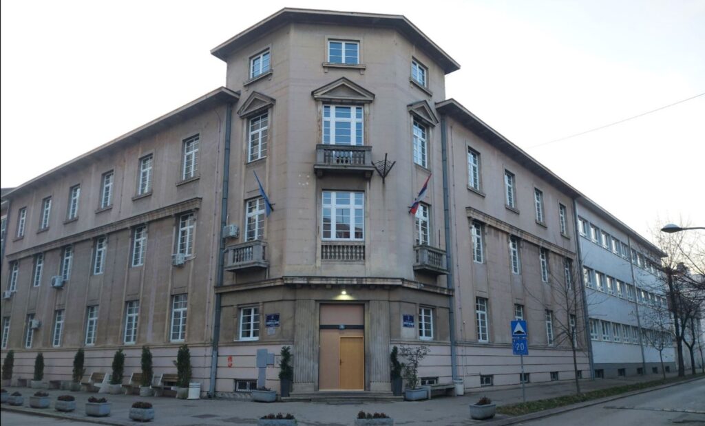 Građani ostali iznenađeni: Šta se desilo sa ulaznim vratima Ekonomske škole u Banjaluci?