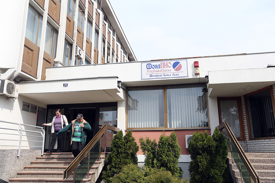 Javni sektor povećavao broj radnika, ali i dug po osnovu doprinosa za PIO