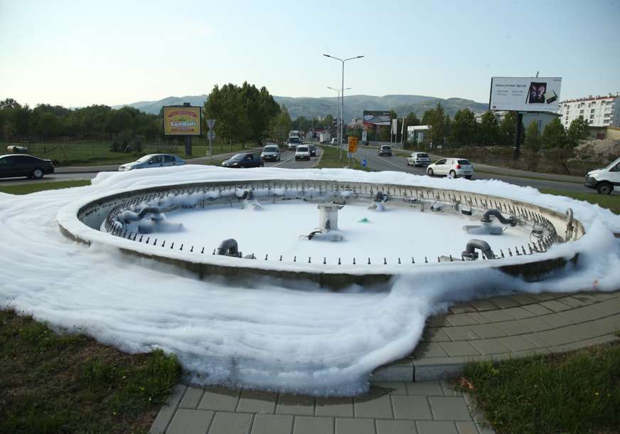 Neslana šala u Banjaluci: Zapjenila fontana na kružnom toku kod “Delte”