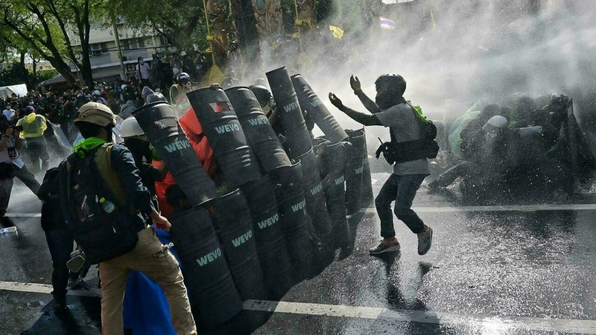 Francuzi protestovali protiv novih pravila za vakcinaciju, napadnuti centri za imunizaciju