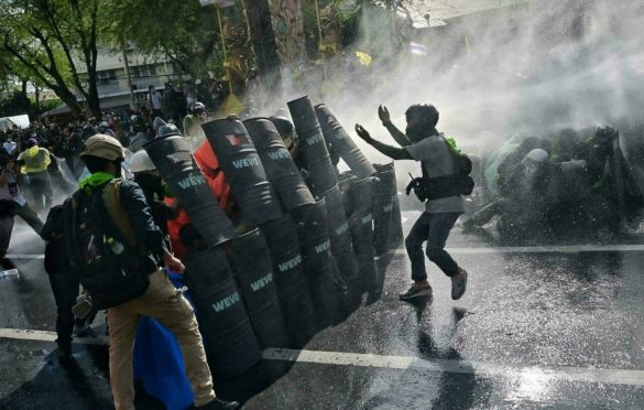 Francuzi protestovali protiv novih pravila za vakcinaciju, napadnuti centri za imunizaciju