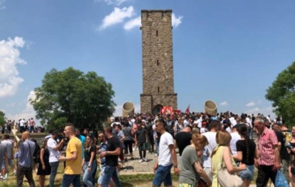 Hiljade ljudi na Gazimestanu: Policija oduzimala srpska obilježja, pretresli i monahinju