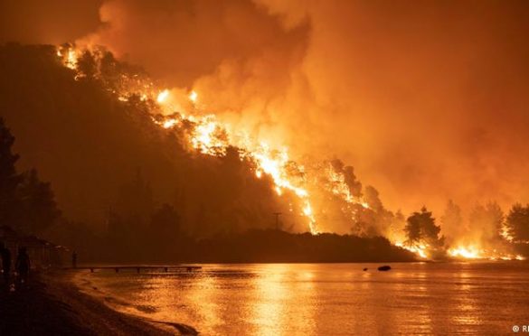 Požari i dalje haraju Grčkom: Plamen ide prema kućama, jučer se srušio vatrogasni avion