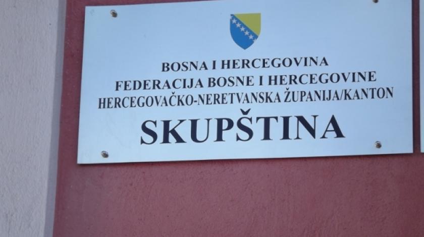 Ravnopravna upotreba jezika i pisama: Usvojeni amandmani o konstitutivnosti Srba u HNK