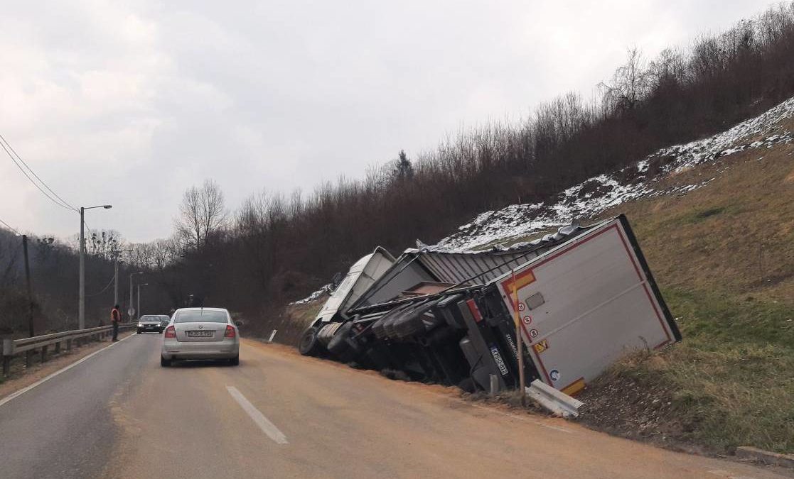 Nesreća u Banjaluci: Šleperom sletio s puta, usporen saobraćaj zbog posutog pijeska