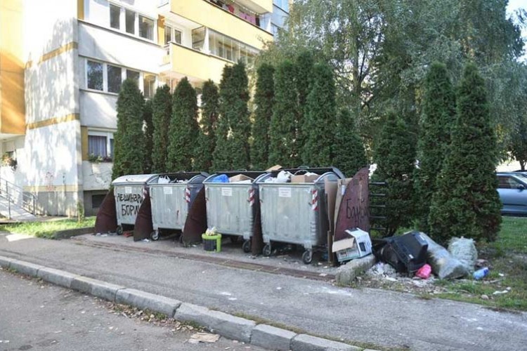 Iz kontejnera izvađeno pet bombi