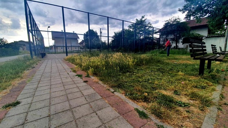 Ratni vojni invalid pokosio igralište: Nije mogao gledati da se djeca ne igraju zbog visoke trave