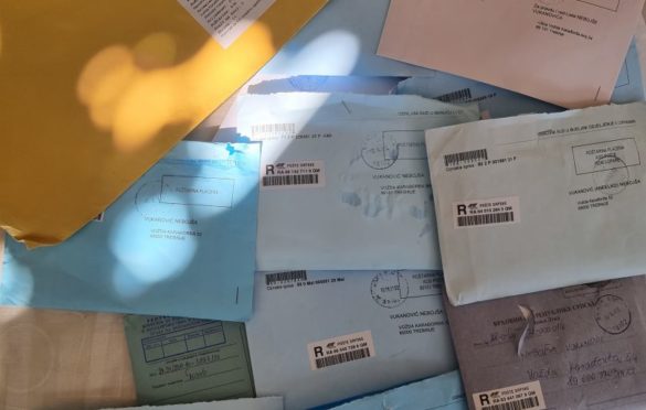 Vukanović se “pohvalio” hrpom koverata koje mu je donio poštar “Bilo bi posla za cijelu advokatsku kancelariju”