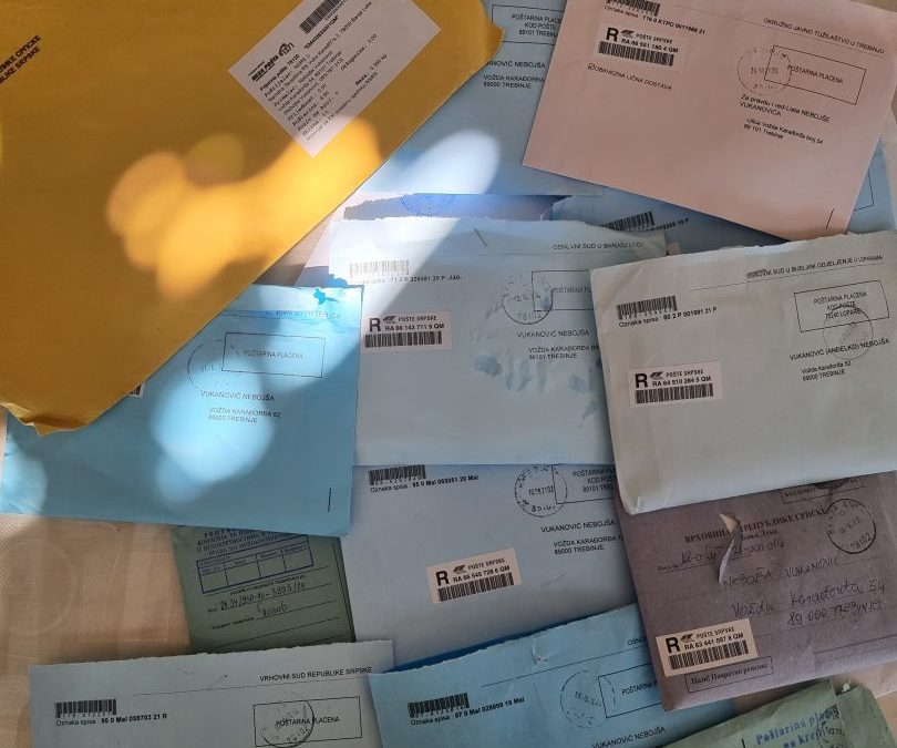 Vukanović se “pohvalio” hrpom koverata koje mu je donio poštar “Bilo bi posla za cijelu advokatsku kancelariju”