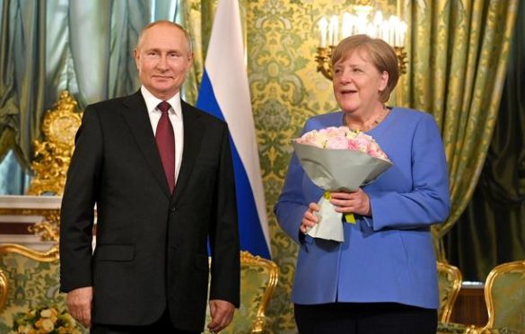 Merkel stigla u Moskvu na sastanak s Putinom: Da li će se dotaći i Schmidta?