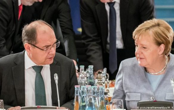 U Berlinu danas sastanak Merkel sa Schmidtom i Inzkom