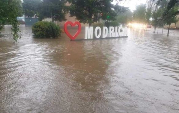 Nevrijeme zahvatilo Modriču, vatrogasci zatrpani pozivima