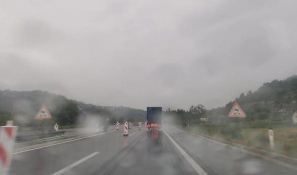 Vozači oprez: Otežan saobraćaj zbog klizišta i izlivanja vode na kolovoz