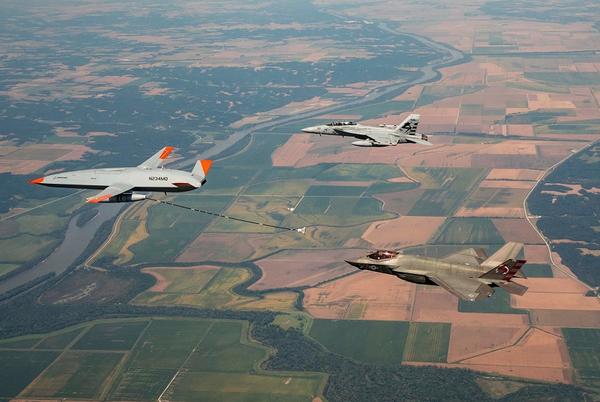 Boeingov bespilotni dron tanker gorivom napunio američki borbeni avion