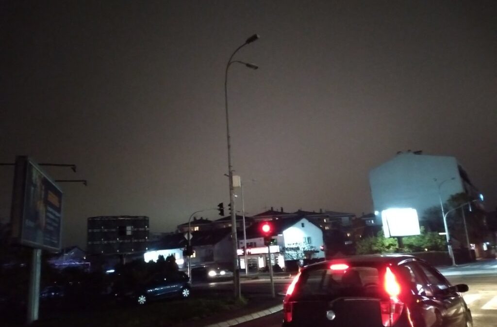 Vozači i pješaci na mukama: Od pozorišta prema Paprikovcu nema rasvjete, mrak i na Laušu