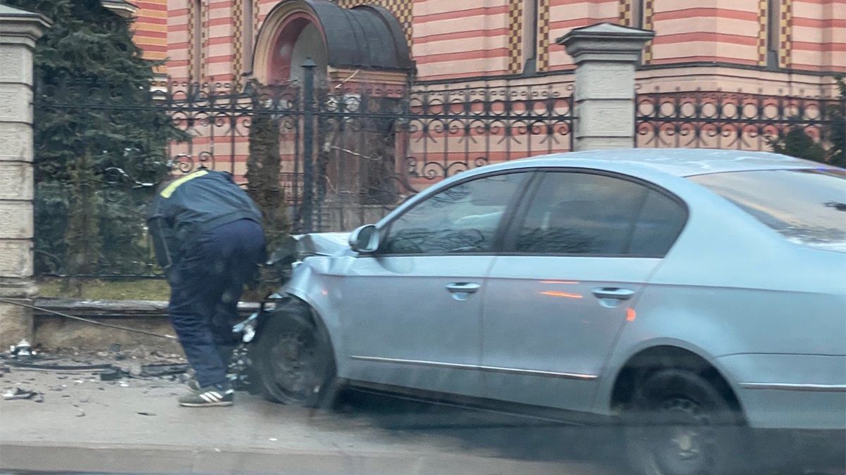 Udes u centru Banjaluke: Pasatom izletio iz kružnog i udario u crkvenu ogradu