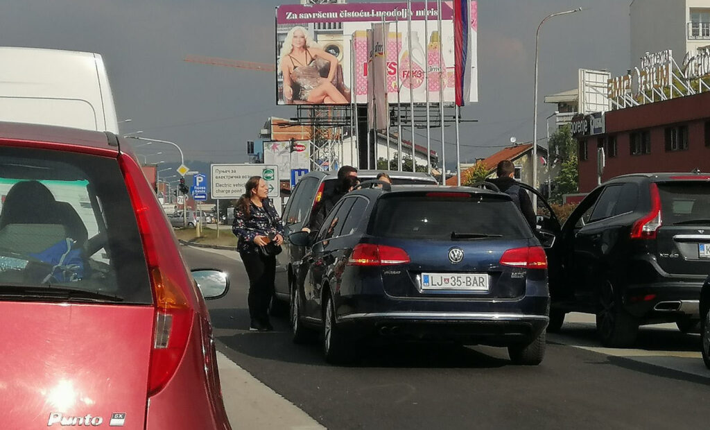 Dramatično u Banjaluci! Nakon udesa uslijedilo brutalno pesničenje i šutiranje, tukle se i žene