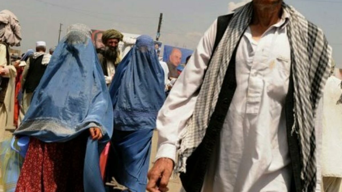 Bijesna grupa ljudi do smrti kamenovala muškarca u Pakistanu