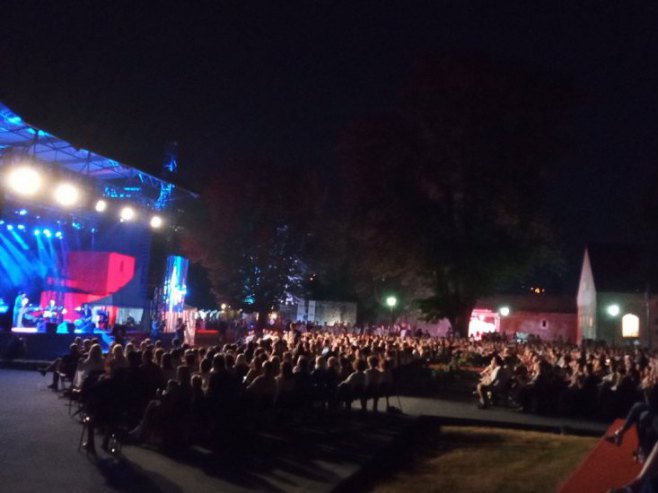 Jača i od kiše: Amira Medunjanin nastupila na pozornici tvrđave Kastel