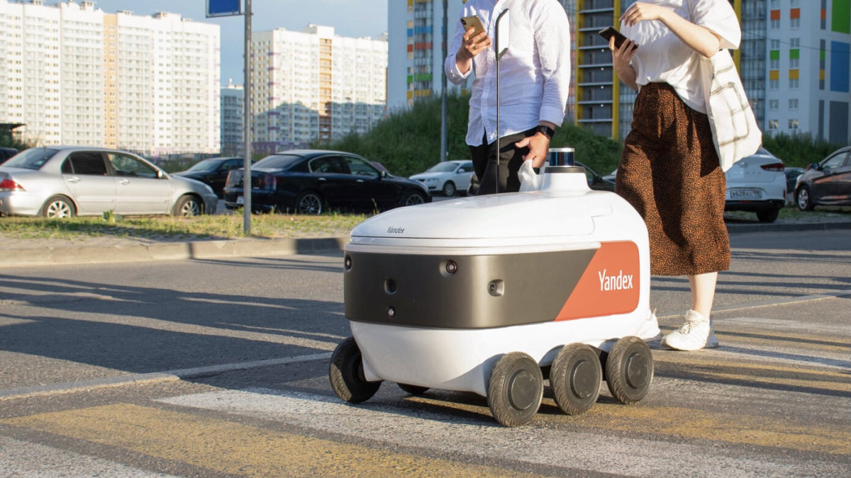 Roboti na točkovima počeli dostavljati poštu u Moskvi