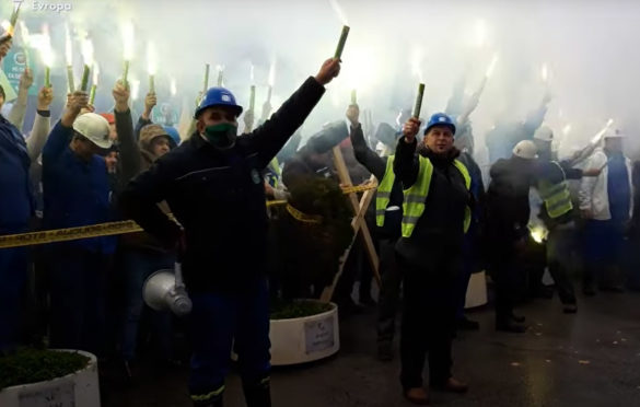 Rudari ogrnuti ćebadima i okupljeni oko vatre dočekali jutro ispred Vlade FBiH