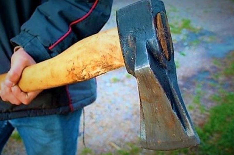 Drama Banjaluci: Sjekirom polupao auto u kojem su bile djevojke