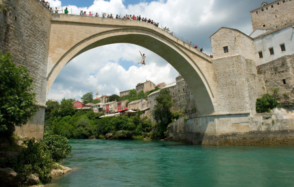 Počeli skokovi sa Starog mosta: Za titulu najboljeg takmiče se 32 skakača iz regiona