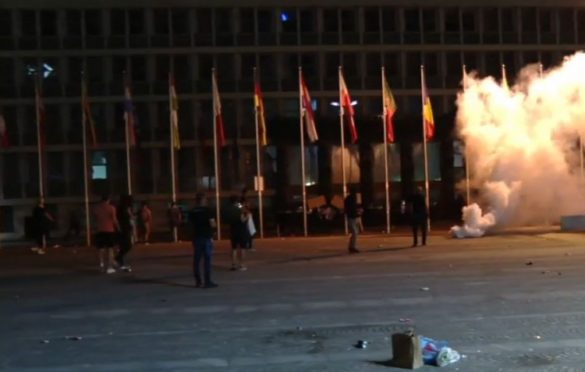 Protesti u Sloveniji: Demonstranti bacali baklje na zgradu parlamenta