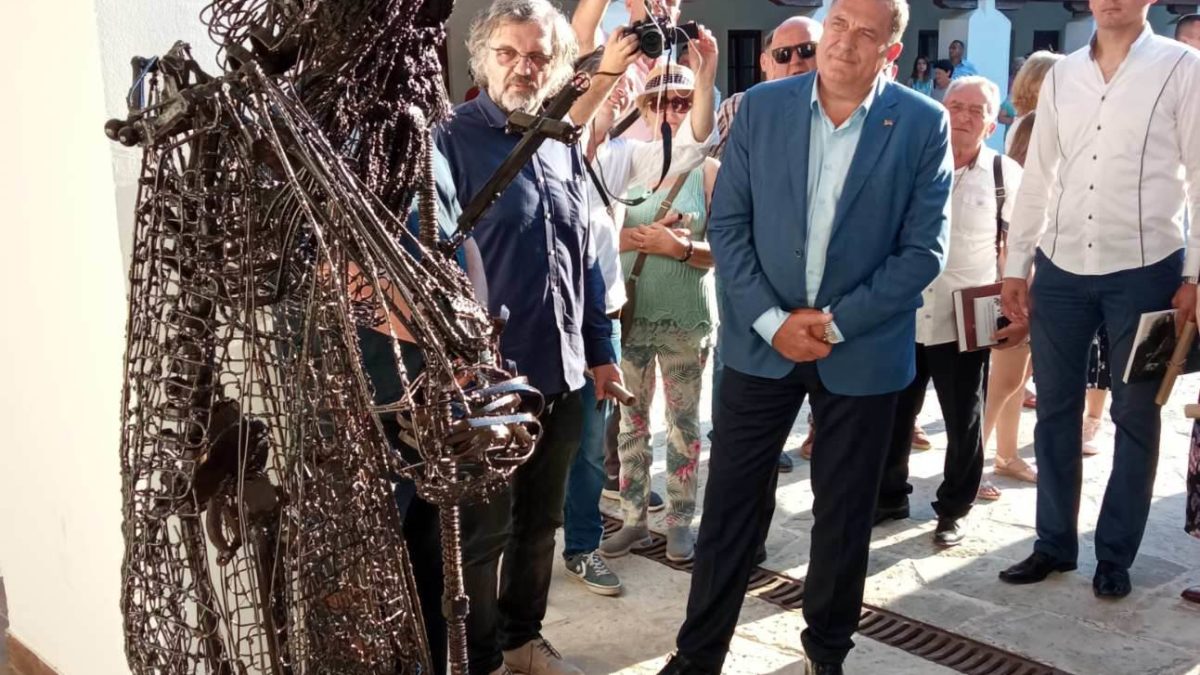 “Ne možemo reći da je neuspješna, ali ima mračan ton” Iz Andrićevog instituta poručili da je skulptura patrijarha Pavla poklon