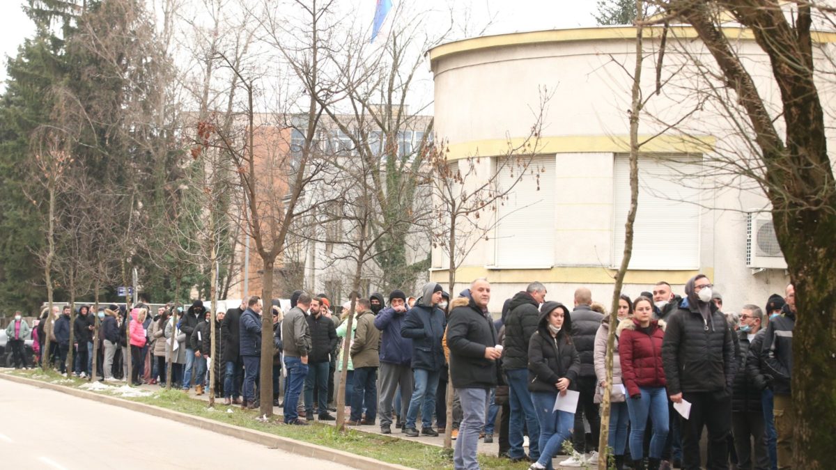 Ogromna gužva u Banjaluci, građani u redovima čekaju testiranje