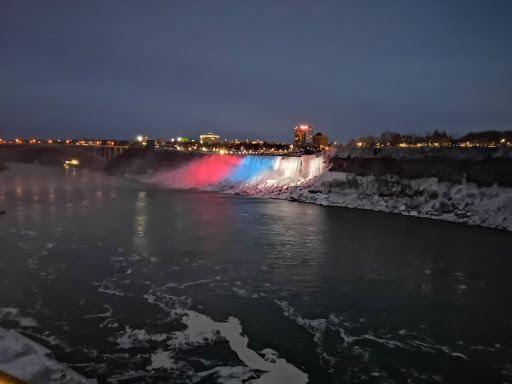 Nijagarini vodopadi u bojama srpske zastave